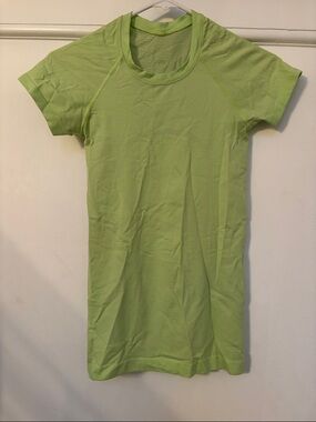Lululemon Swiftly Tech Short-Sleeve Shirt 2.0
Hip Length